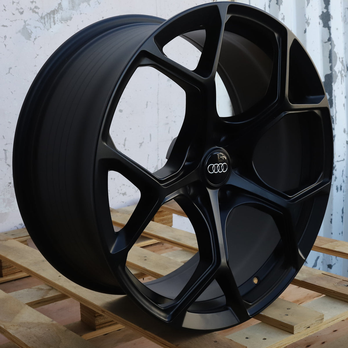 AU01 | Matte Black wheels
