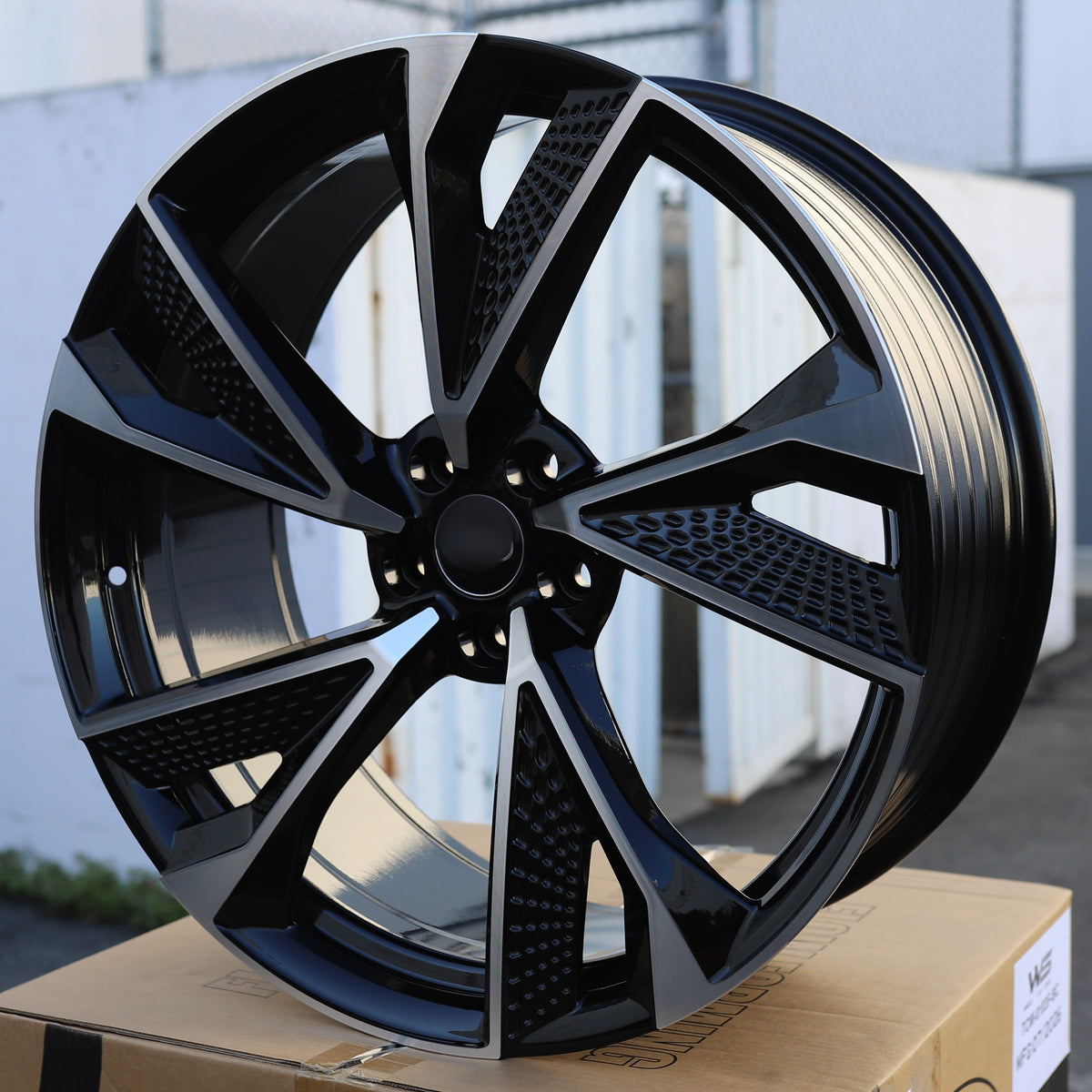 AU04 | Black Machined Face